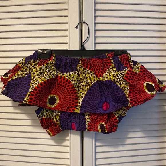 Ofuure crop top with puffed sleeves graphic print in red and purple. - Picture 2 of 2